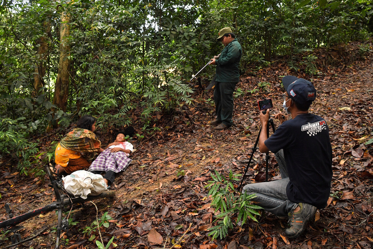Nur Zamri Shafie, 53, (right) recording the scene of the villagers being attacked by communist terrorists while producing a short video entitled Ini Tanah Kita when met at Bukit Bendera, Pantai Teluk Mak Nik. – Bernama pic