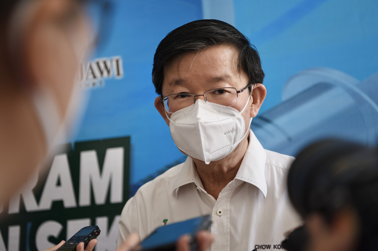 Chief Minister Chow Kon Yeow (pic) has said that with the letter of approval dated April 11, Penang is set to reclaim all three islands under the Penang South Island project, although work will only begin on the first island on the coast next to the Bayan Lepas airport runway. – The Vibes pic, April 28, 2023