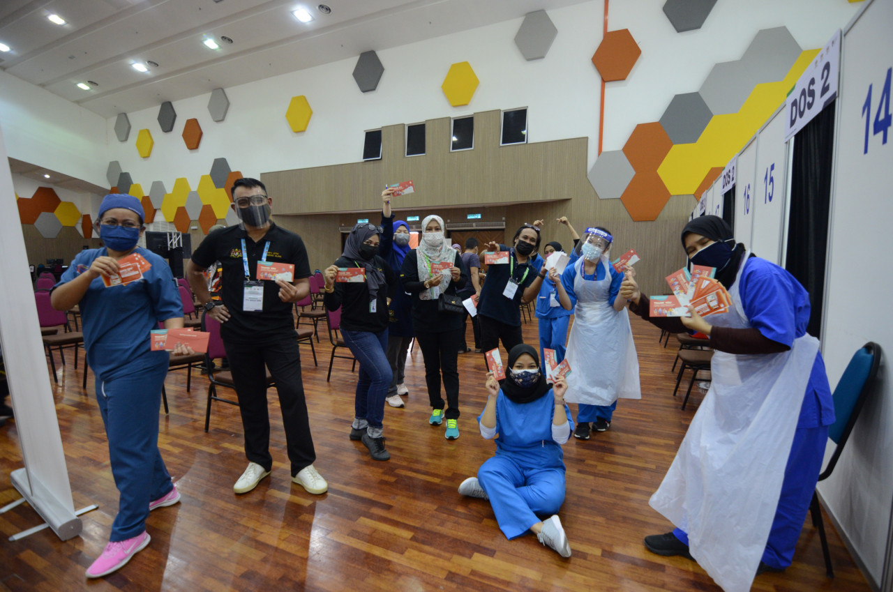 #ShopeeAjakVaksin voucher packs being distributed at the UiTM Puncak Alam Mega PPV. – Shopee pic