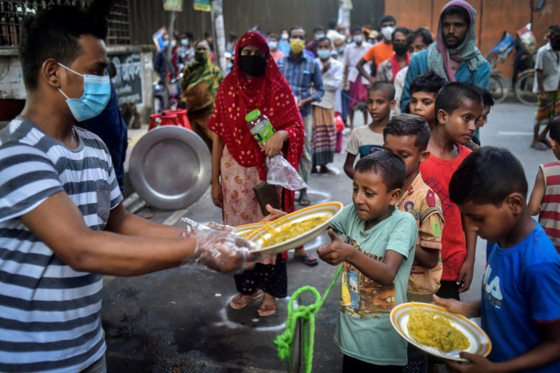 Bangladesh street kitchens battle to keep free food on the menu