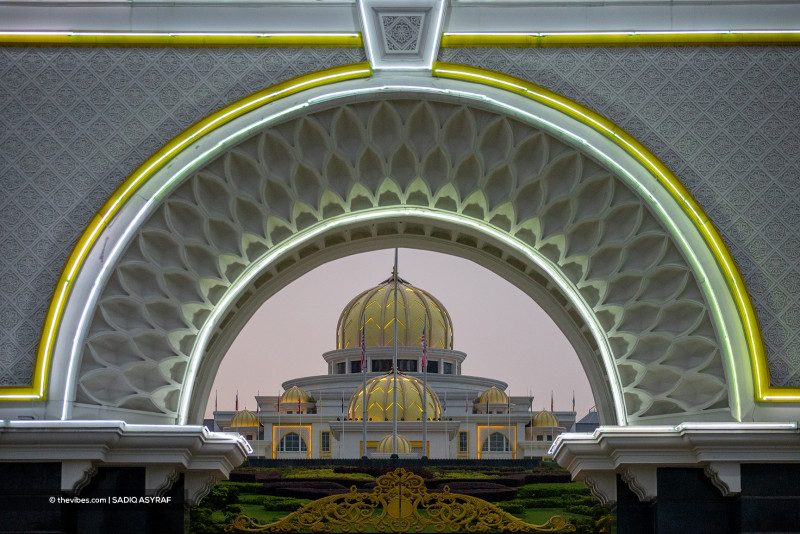 15 ex-reps seek royal audience to end Melaka’s political crisis