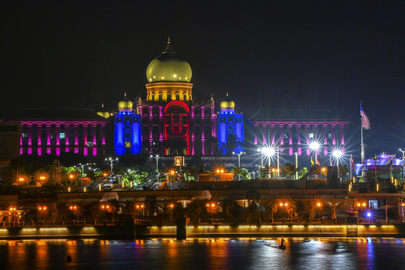 Putrajaya night lights add gaiety to national month