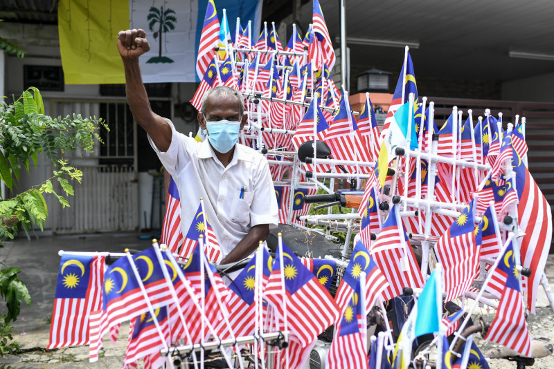 Sarcastic comments no dampener for Jalur Gemilang bedecked bike
