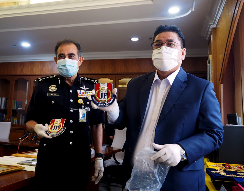 ‘Largest’ syndicate selling fake Melaka awards, titles crippled with arrest of 34