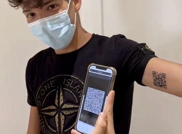 Scan here: Italian tattoos Covid vaccine pass on arm