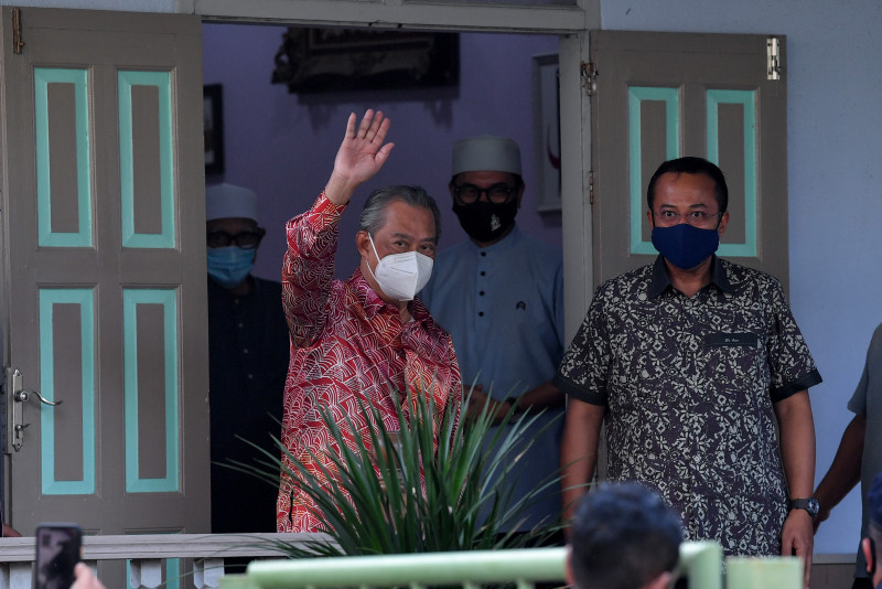 ‘Long-distance couple’ Muhyiddin, Hadi finally get to meet, netizens quip