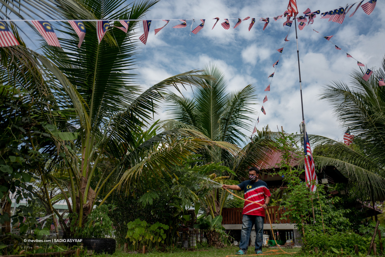 Apart from Jalur Gemilang decorations, the Block 40 residents also spruced up the plants in their community garden. – SADIQ ASYRAF/The Vibes pic, August 31, 2021