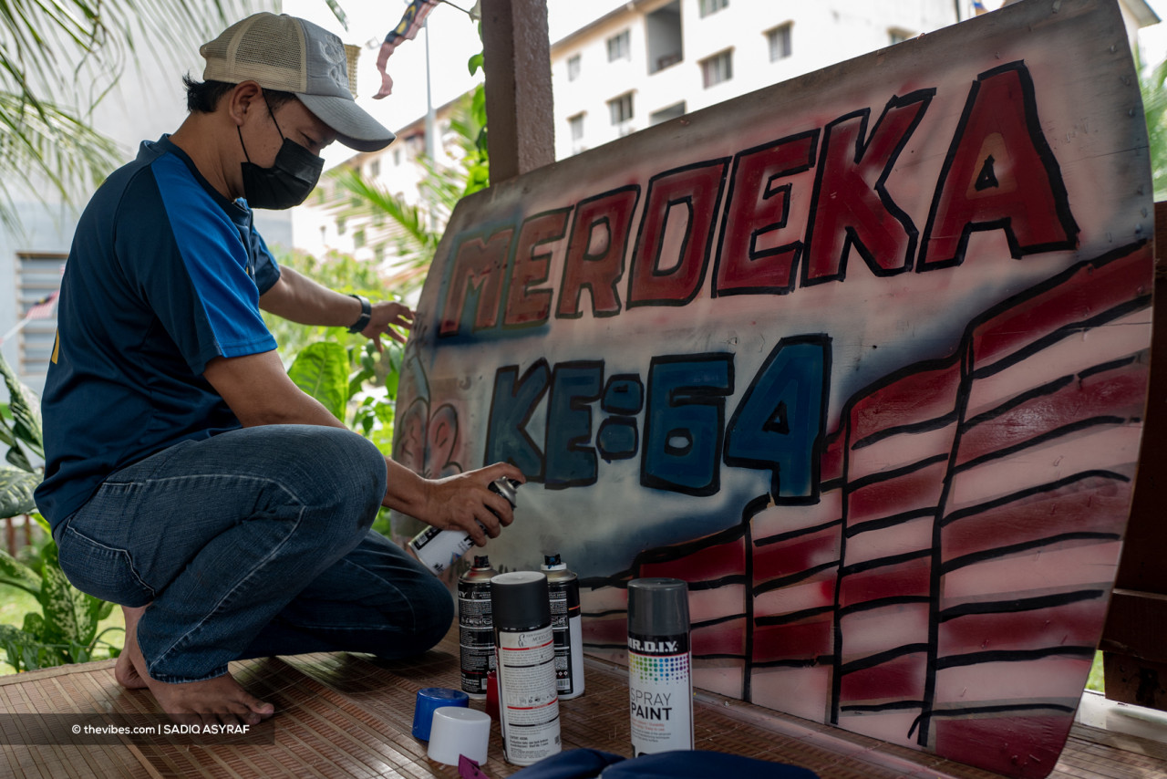 The PKNS Block 40 committee, led by Mohamad Azmi Mohamad Sidek, decorating its community garden with Jalur Gemilang livery in conjunction with the Independence Day celebration in Section 7, Shah Alam. – SADIQ ASYRAF/The Vibes pic, August 31, 2021