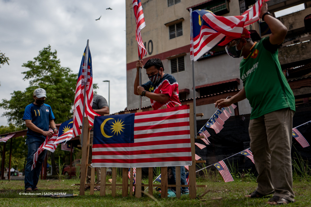 Big and small, various sizes of Malaysian flags are used to decorate the Block 40 community garden. – SADIQ ASYRAF/The Vibes pic, August 31, 2021