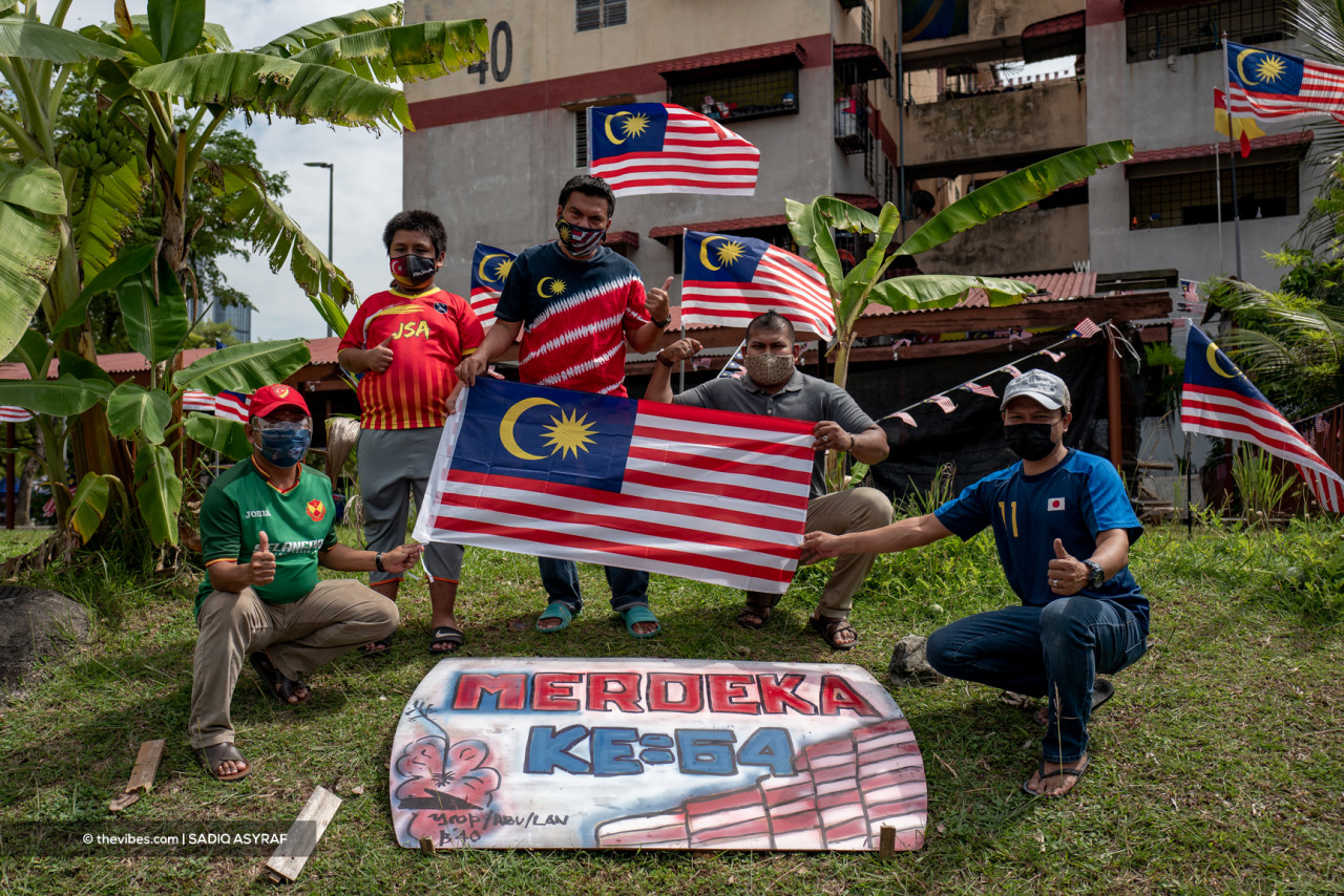 Even without the large-scale Merdeka celebrations of years past, the Block 40 residents are encouraging Malaysians to continue flying the Jalur Gemilang with pride and respect. – SADIQ ASYRAF/The Vibes pic, August 31, 2021