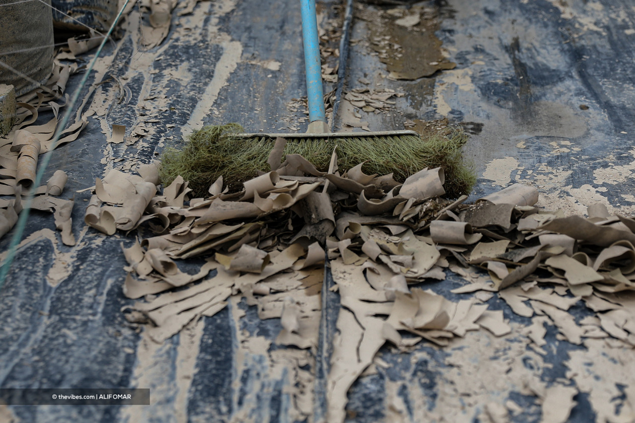 Five thousand ripening chilli plants were destroyed in a blink after Abe Mat’s farm was inundated. – ALIF OMAR/The Vibes pic, December 30, 2021