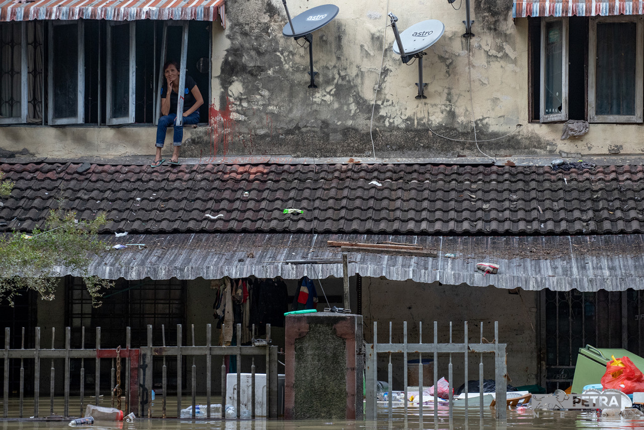 A Taman Sri Muda resident waiting and hoping to be rescued. – SADIQ ASYRAF/The Vibes pic, December 22, 2021