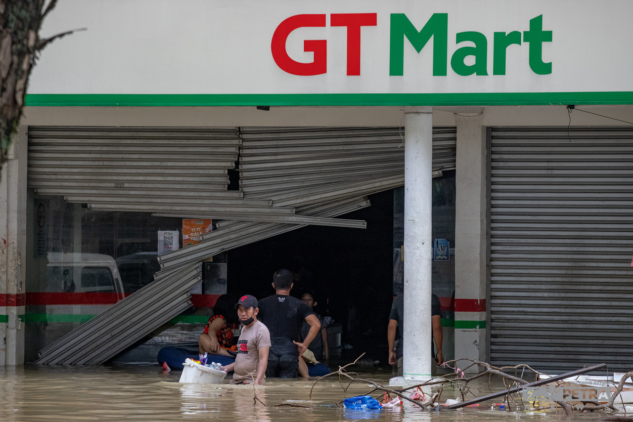 Desperate residents take to looting convenience stores for survival, as emergency response teams seemed to be delayed at every turn. – SADIQ ASYRAF/The Vibes pic, December 22,2021