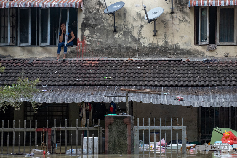 Sombre Christmas for flood victims 