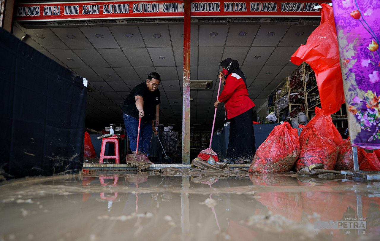 Businesses like this clothing shop are forced to deal with the aftermath of Saturday’s floods, even as the economy is still recovering from the Covid-19 pandemic. – SYEDA IMRAN/The Vibes pic, December 20, 2021