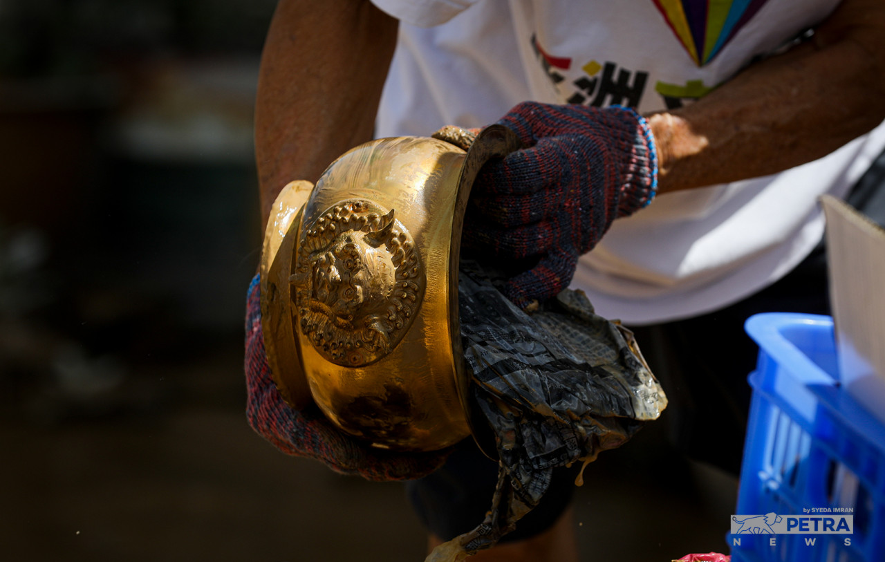 Gold will always shine – despite the number of countless belongings swept away or destroyed by floodwaters, some Taman Sri Nanding residents are lucky enough to discover precious possessions among the wreckage. – SYEDA IMRAN/The Vibes pic, December 20, 2021