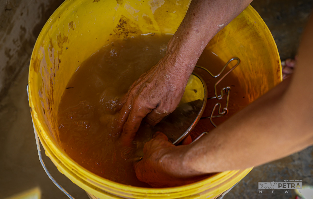 Surviving household items have to be cleaned after an overnight soak in muddy waters. – SYEDA IMRAN/The Vibes pic, December 20, 2021