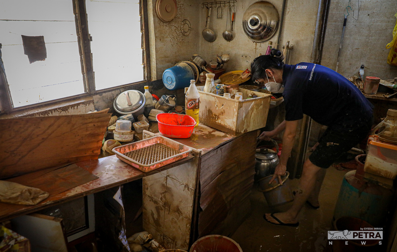 Work never stops – instead of a peaceful weekend, many homeowners in Taman Sri Nanding found themselves doing major cleaning, following the unexpected flood disaster. – SYEDA IMRAN/The Vibes pic, December 20, 2021