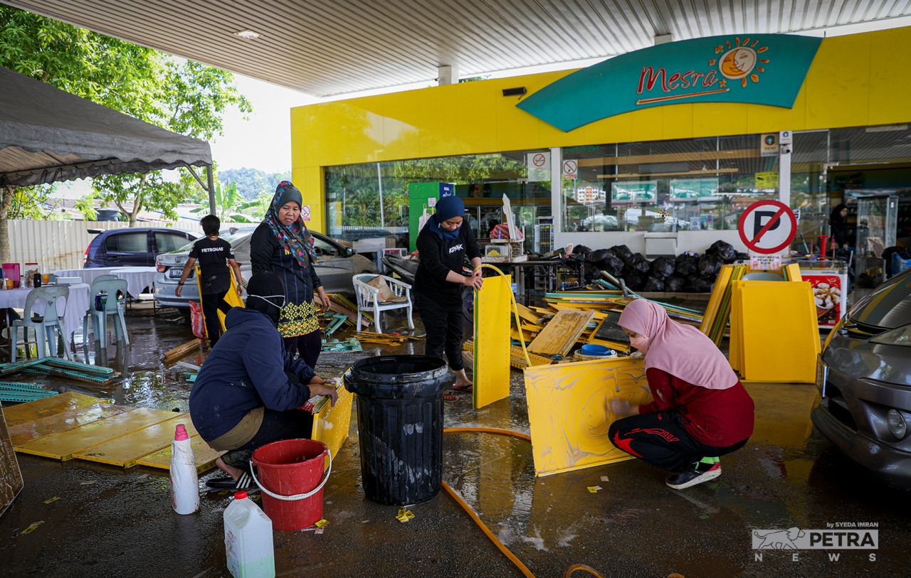Business owners have not been spared from cleaning works, after the floods struck their premises in Taman Sri Nanding. – SYEDA IMRAN/The Vibes pic, December 20, 2021