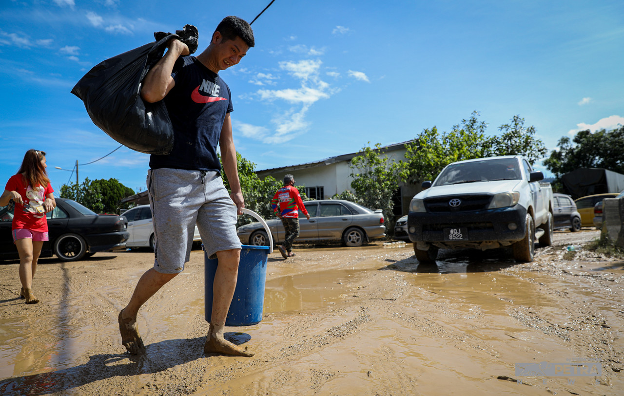 Back-breaking efforts are taken by Hulu Langat residents affected by the massive floods in order to save their surviving property. – SYEDA IMRAN/The Vibes pic, December 20, 2021