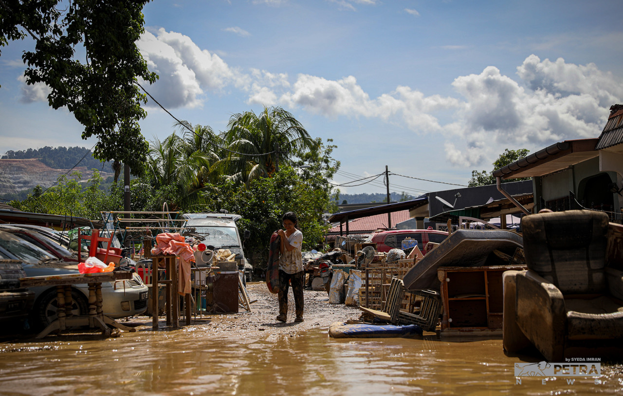 Looking similar to a typical scene of a garage sale, the scope of loss experienced by Hulu Langat residents amid persisting floodwaters can be summed up in one picture. – SYEDA IMRAN/The Vibes pic, December 20, 2021