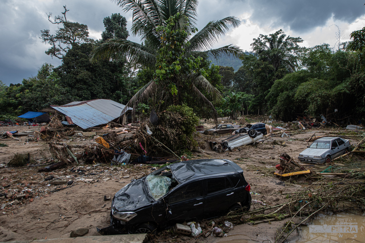 Vehicles were not spared, as they were washed away by the floods. – SAIRIEN NAFIS/The Vibes pic, December 25, 2021 