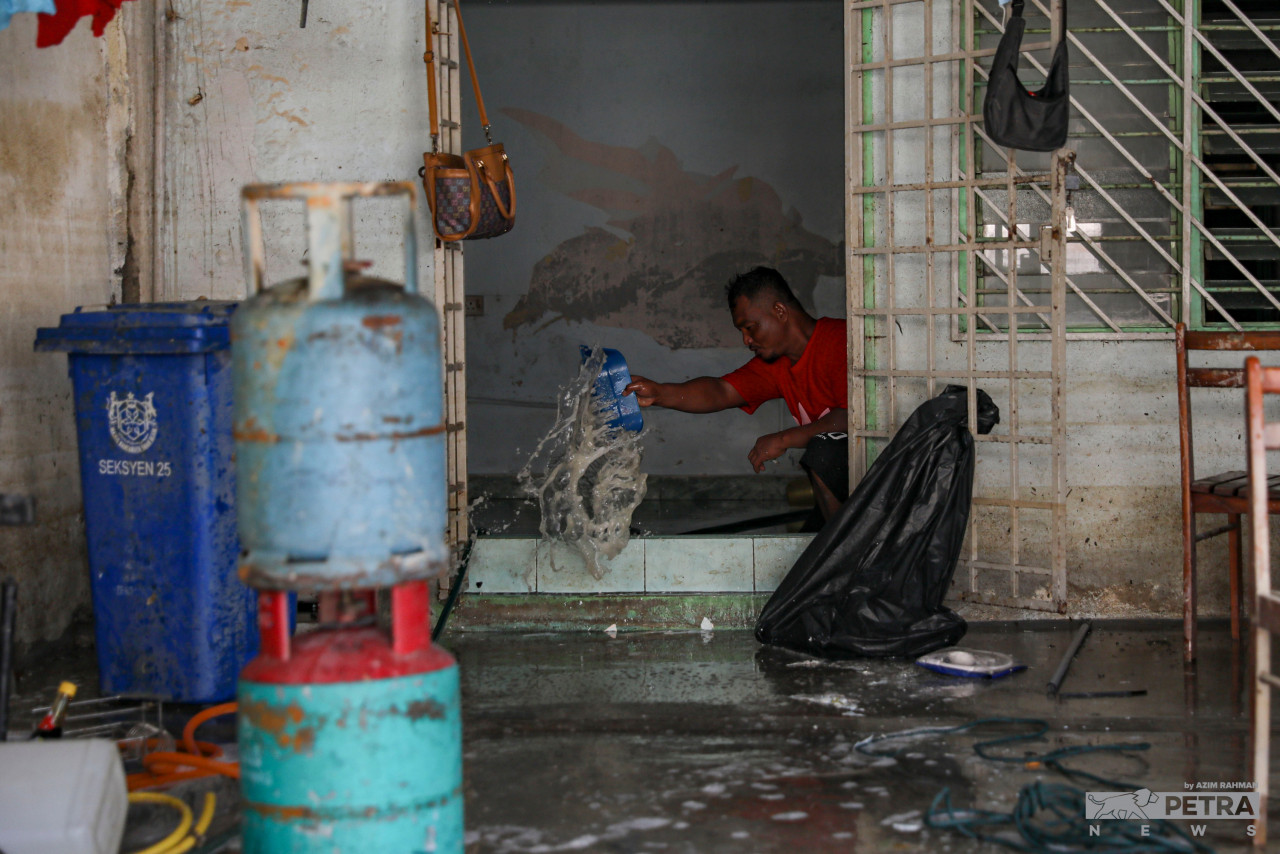 Residents of Taman Sri Muda who were affected by the recent massive floods continue to clean their homes tirelessly. – AZIM RAHMAN/The Vibes pic, December 29, 2021