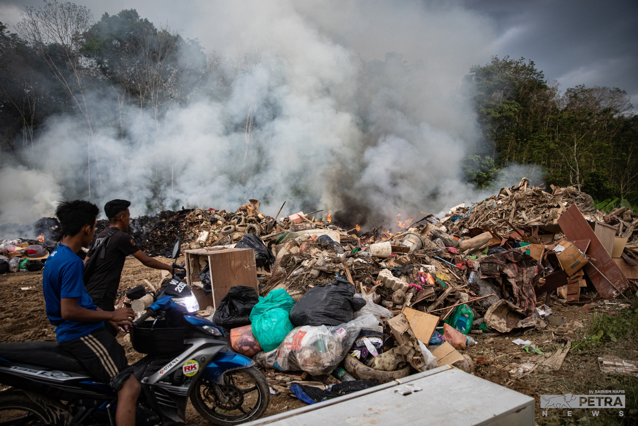 Items destroyed during floods are burned to prevent them from piling up. – SAIRIEN NAFIS/The Vibes pic, December 29, 2021