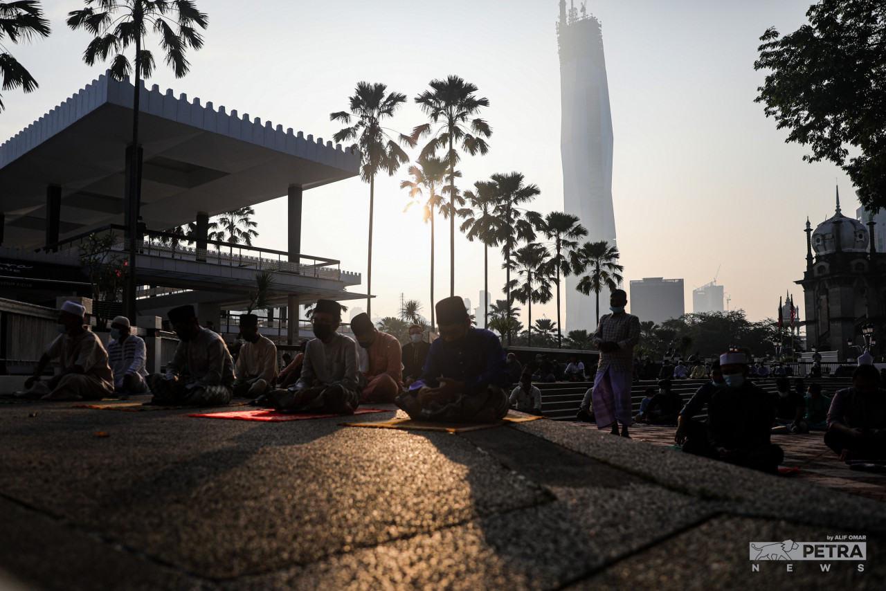 The public had to perform their Hari Raya Aidilfitri prayers outside the National Mosque in Kuala Lumpur on May 13, 2021, following instructions by the National Security Council that only allowed a maximum of 50 worshipers to pray inside the mosque at a time. – ALIF OMAR/The Vibes file pic, December 31, 2021