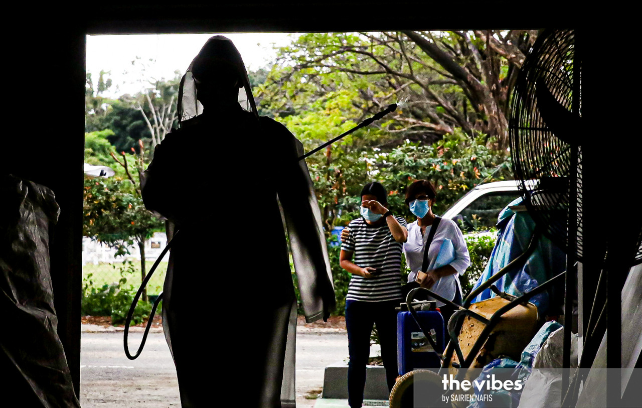 Grieving family members look on at the Nirvana Memorial Park. – The Vibes pic, February 4, 2021