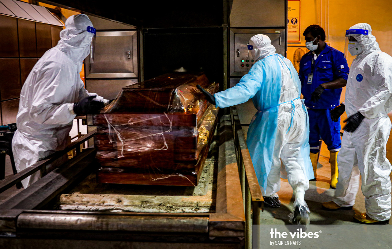 Health personnel making final preparations to cremate the body of a Covid-19 victim. – The Vibes pic, February 4, 2021