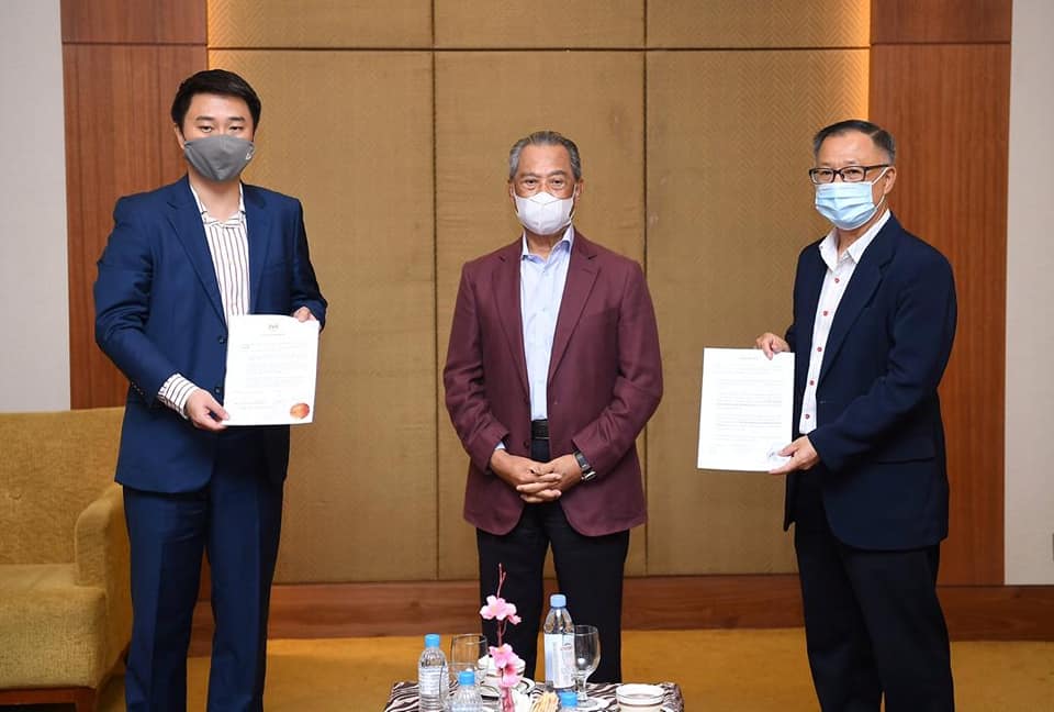 Prime Minister Tan Sri Muhyiddin Yassin is flanked by Julau MP Larry Sng (left) and Tebrau’s Steven Choong, who submitted SDs stating their support for the ruling Perikatan Nasional over the weekend. – Muhyiddin Yassin Facebook pic, March 3, 2021