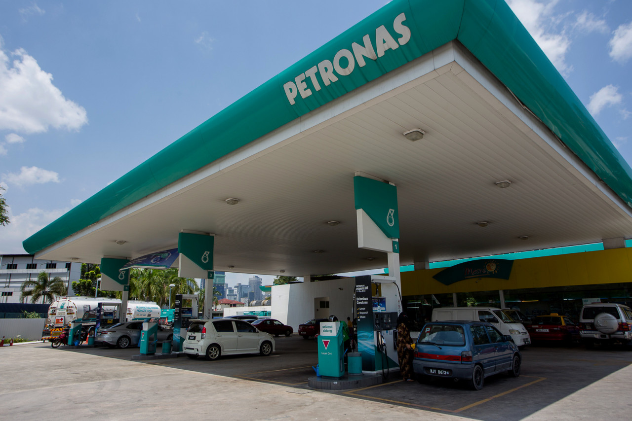 National oil giant Petronas is lauded by petrol dealers for being consistent with its regulations and rates. – Bernama pic, October 1, 2021
