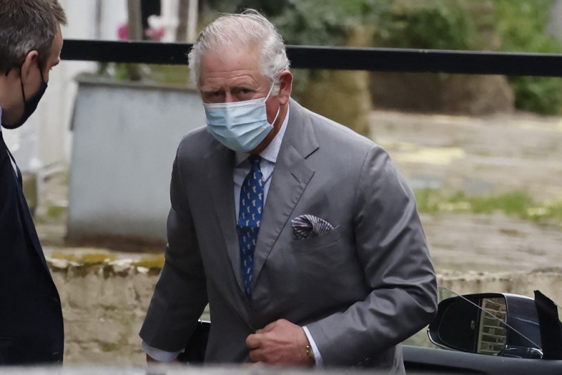 Prince Charles visits father Philip in hospital