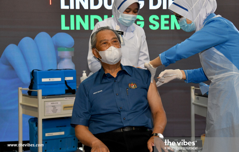 [UPDATED] Muhyiddin receives jab at 2.43pm, vaccine roll-out commences