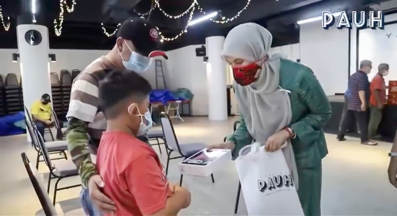 Nurul Izzah gifts Permatang Pauh students tablets for e-learning
