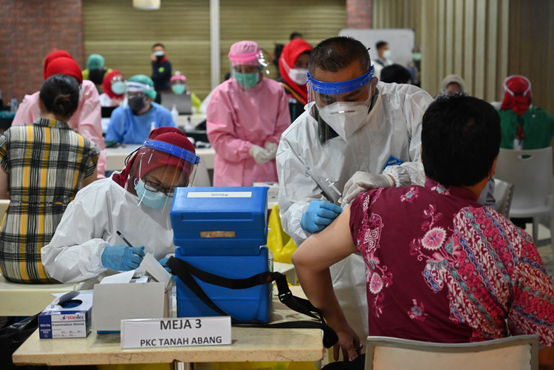 Indonesia market traders get Covid-19 jab