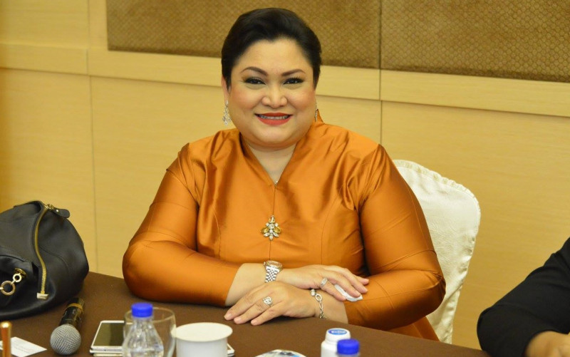 Much ado about English: Adibah Noor offers to dust off teaching credentials