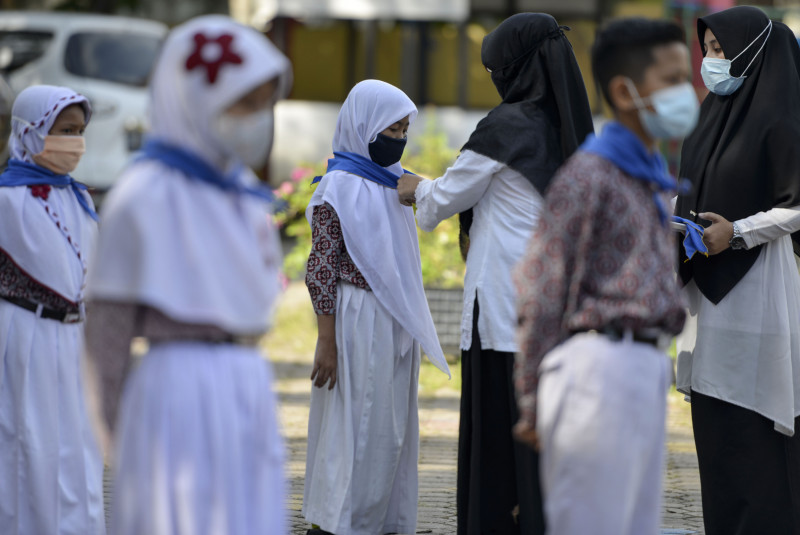 Indonesia schools banned from forcing students to wear hijab