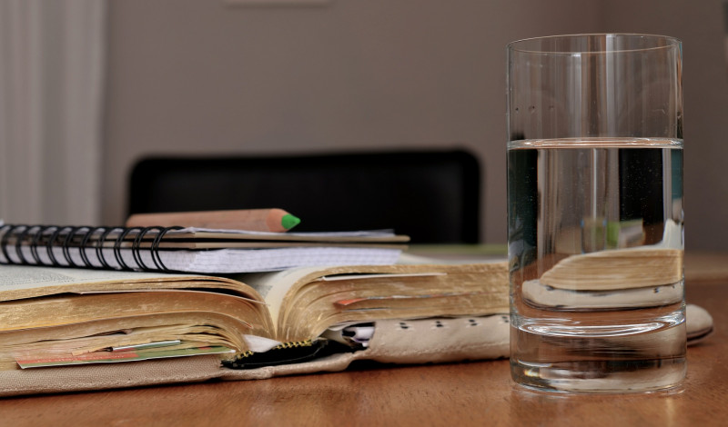 Six tips to eat better during online school days 
