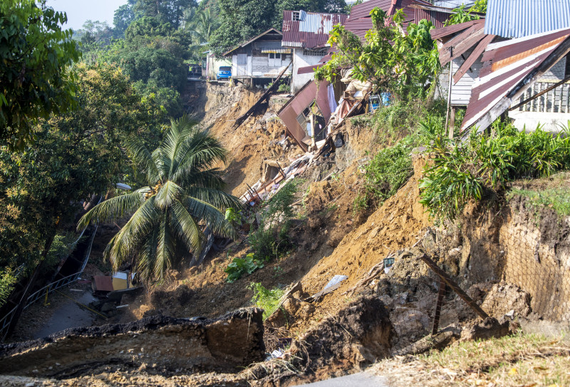 Sg Kelantan riverbank collapse forces 15 families to evacuate