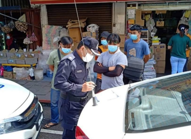 Cops raid coffee shops allowing dine-in in virus-hit Sibu