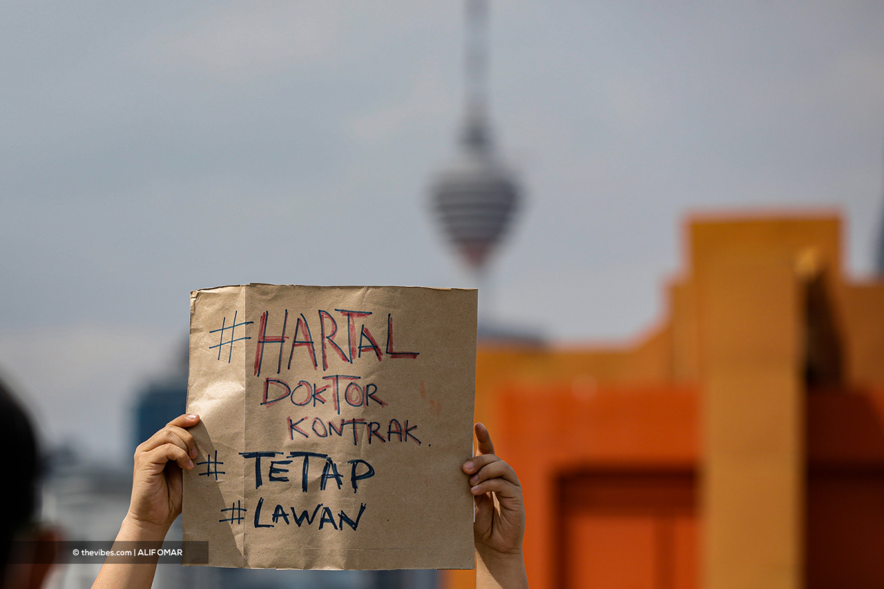 The #HartalDoktorKontrak demonstration was held across the country today. – ALIF OMAR/The Vibes pic, July 26, 2021