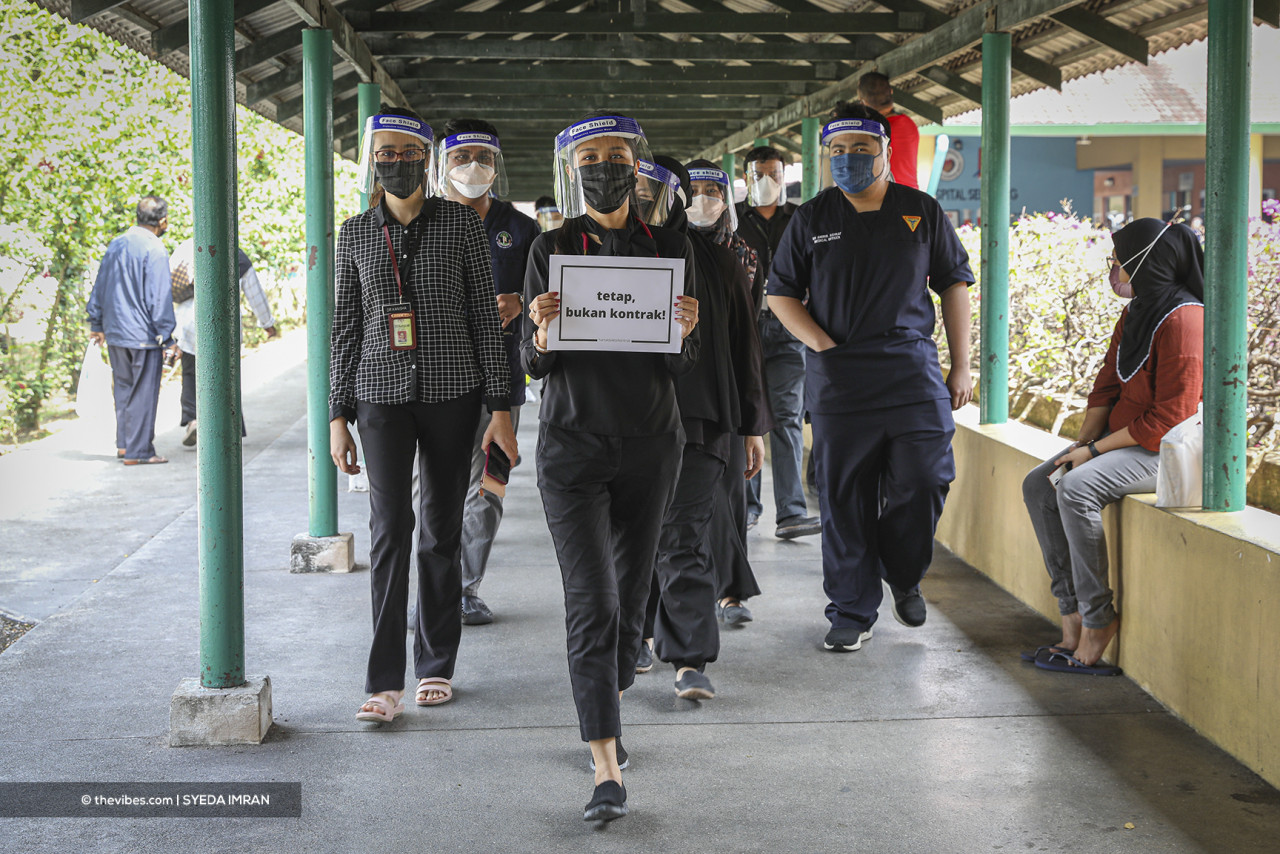 Medical personnel stand united in urging for job security for contract doctors. – SYEDA IMRAN/The Vibes pic, July 26, 2021