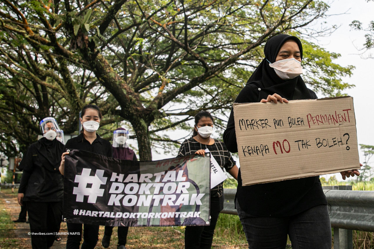 The #HartalDoktorKontrak demonstration today illustrates the solidarity within the medical fraternity. – SAIRIEN NAFIS/The Vibes pic, July 26, 2021
