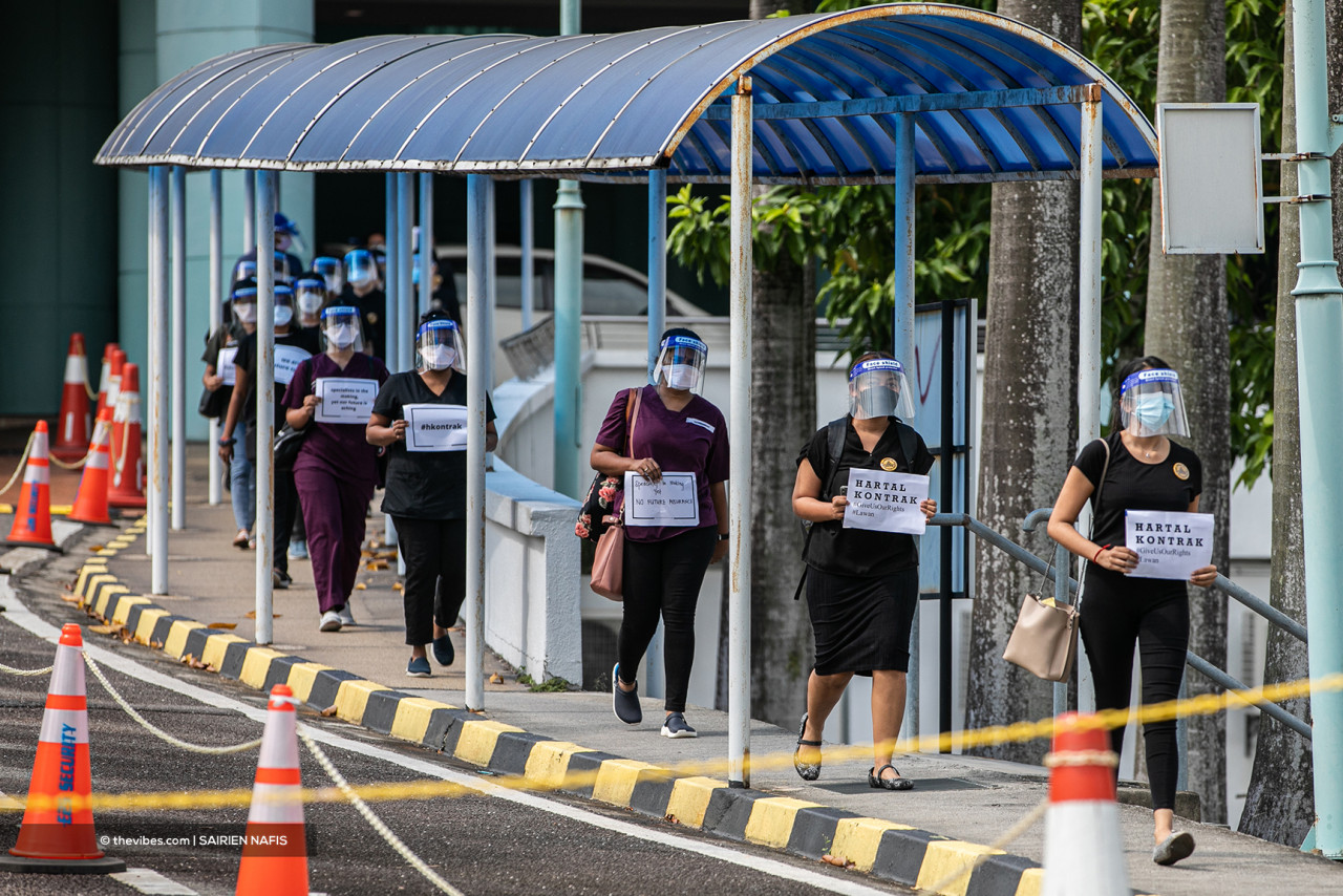 Contract doctors and their peers participate in the walkout today. – SAIRIEN NAFIS/The Vibes pic, July 26, 2021