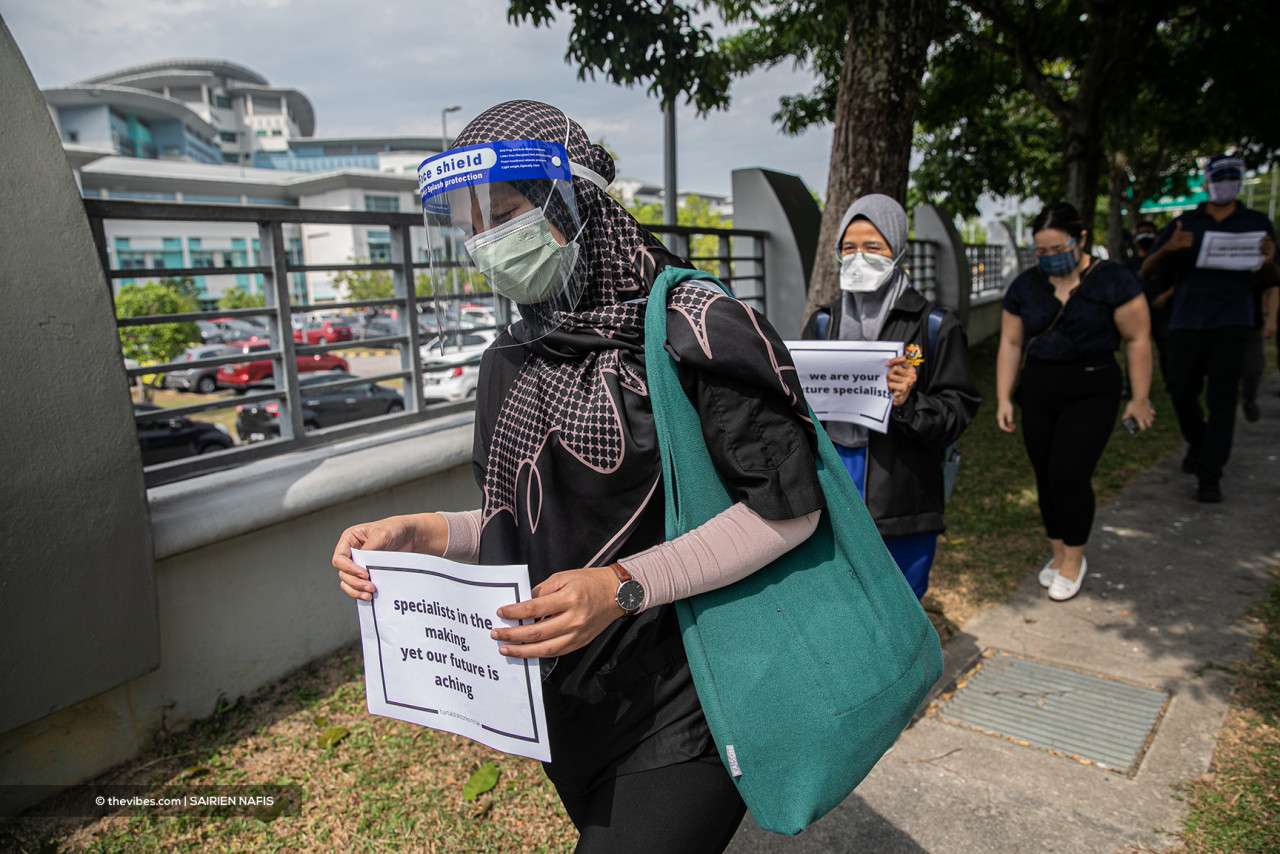To address junior doctors’ demand for permanent positions, the interim solution is to add two years to their compulsory two years of service at public hospitals, says the health minister. – The Vibes file pic, July 27, 2021