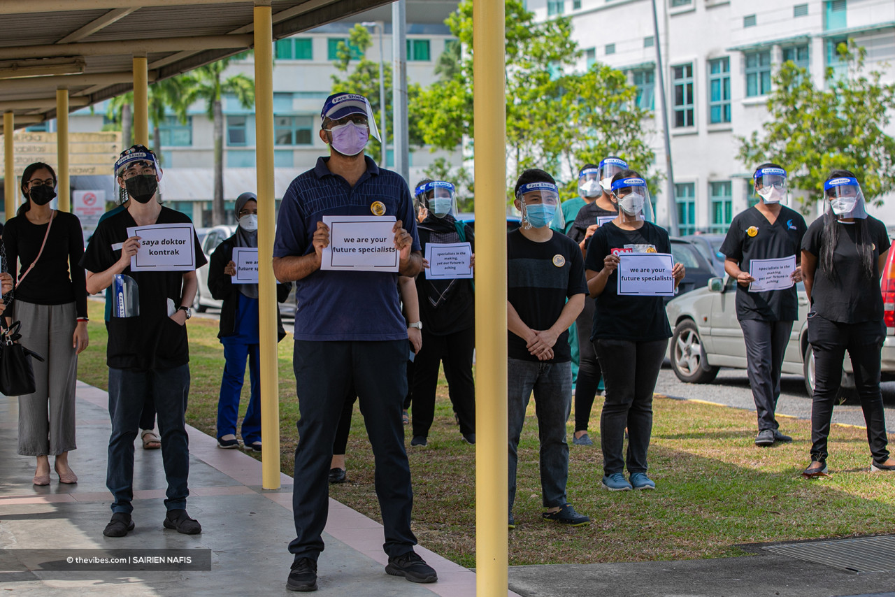 Contract medical officers believe it is time that the government gives them the recognition they deserve. – SAIRIEN NAFIS/The Vibes pic, July 26, 2021