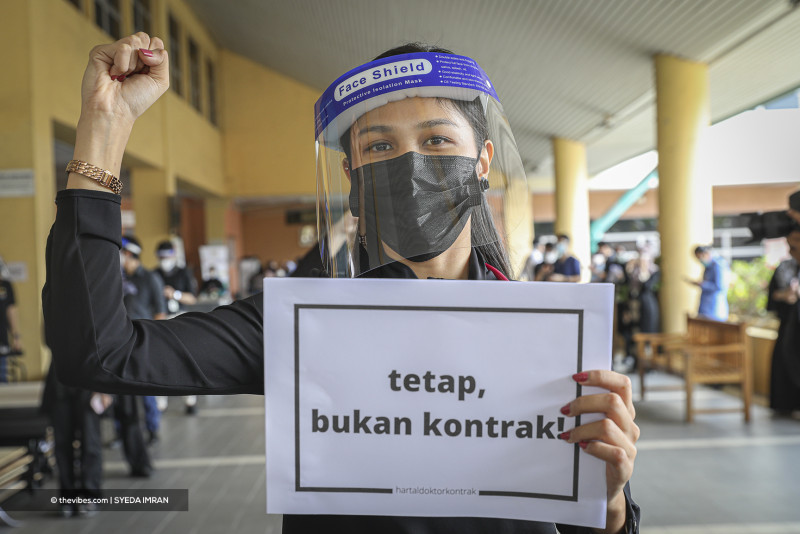 [PHOTOS] #HartalDoktorKontrak: young doctors rise up nationwide
