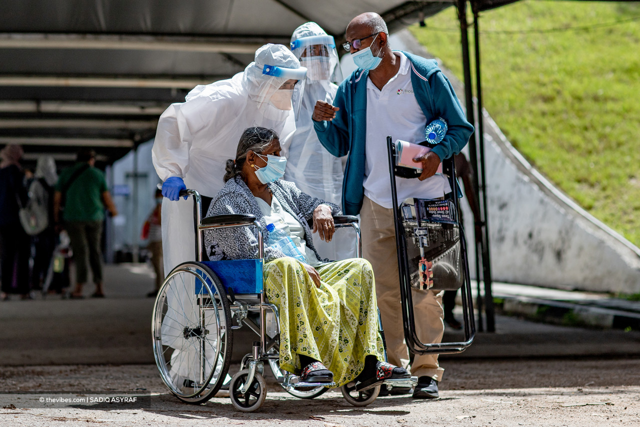 Healthcare workers at the Malawati Stadium Covid-19 assessment centre in Shah Alam yesterday. – SADIQ ASYRAF/The Vibes pic